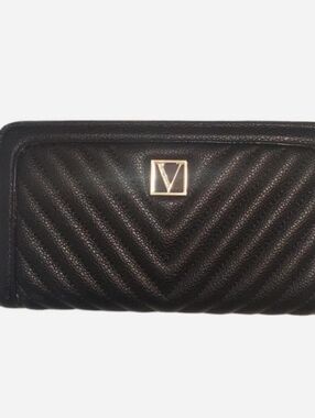 V-Emblem Quilted Zip Wallet - Black